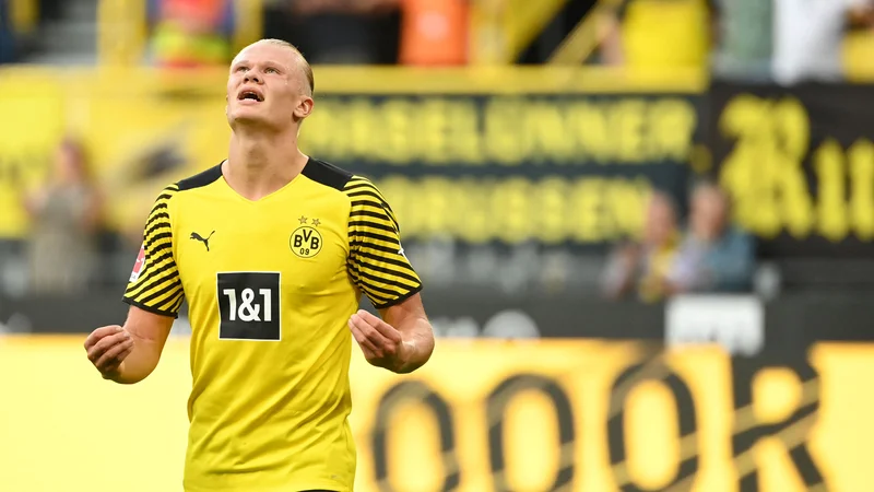 Haaland (na fotografiji) proslavlja po zadnjem golu Borussie na sobotni tekmi z Eintrachtom. FOTO: Ina Fassbender/AFP