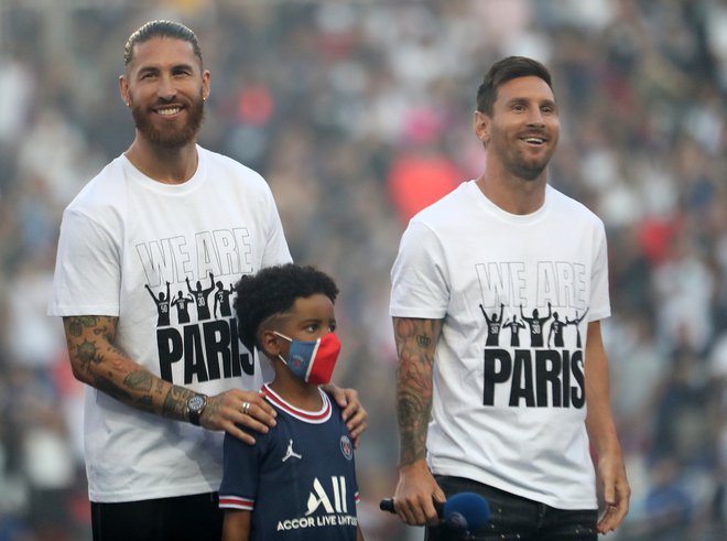 Sergio Ramos in Lionel Messi sta pozdravila navijače. FOTO: Sarah Meyssonnier/Reuters