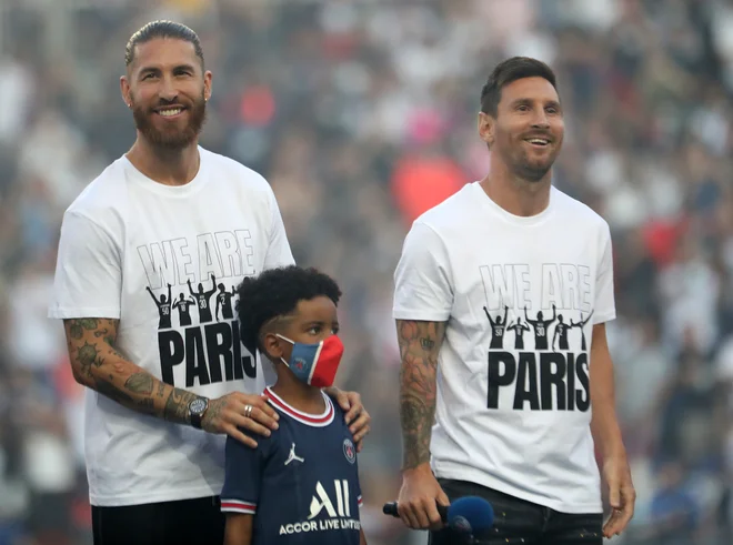 Sergio Ramos in Lionel Messi sta pozdravila navijače. FOTO: Sarah Meyssonnier/Reuters