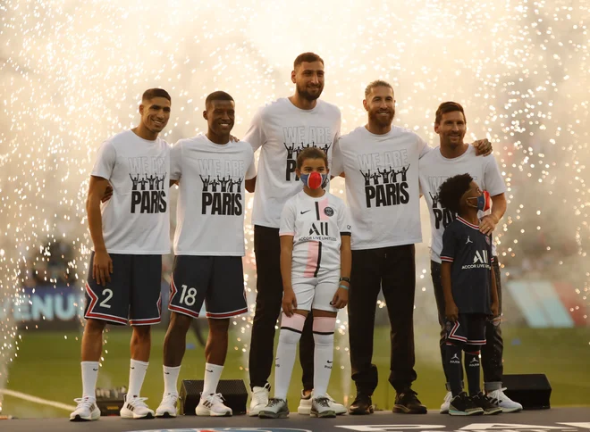 Achraf Hakimi, Georginio Wijnaldum, Gianluigi Donnarumma, Ramos in Messi (z leve) so zvezdniške okrepitve za novo sezono. FOTO: Sarah Meyssonnier/Reuters