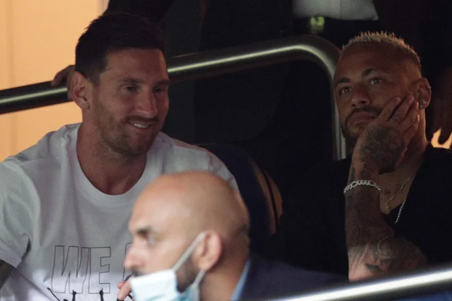 Messi in Neymar sta tekmo spremljala s tribun. FOTO: Geoffroy Van Der Hasselt/AFP