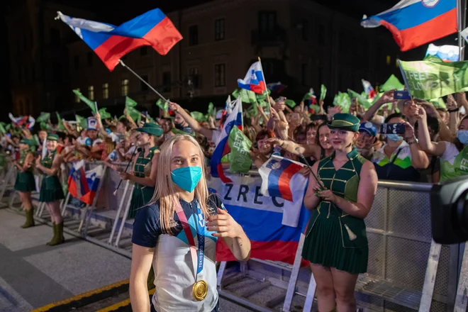 Na torkovem sprejemu olimpijske reprezentance na Kongresnem trgu je bila deležna glasnih ovacij. FOTO: Voranc Vogel