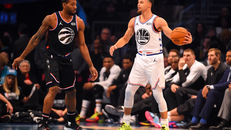 Fotografija: Stephen Curry (levo) in Kawhi Leonard sta si z novima pogodbama dodobra napolnila bančni račun. FOTO: Usa Today Sports