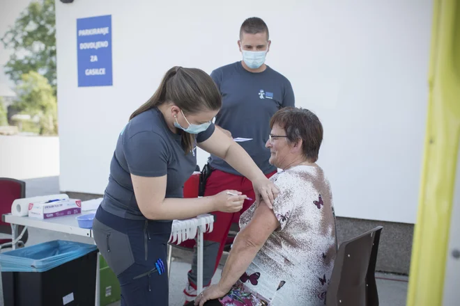 Silva Potočnik je že pred časom rekla: Cepila se bom, ko pridejo na Brezje. Pa so prišli. FOTO: Jure Eržen/delo