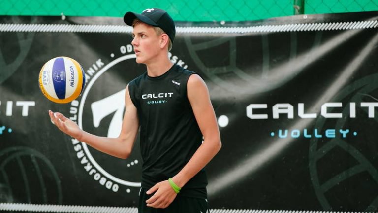 Fotografija: Miho Okorna v začetku septembra v Ljubljani čaka evropsko prvenstvo v odbojki na mivki do 18. leta starosti. FOTO: Calcit Volley