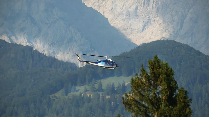 Fotografija: Delo s helikopterjem so ovirali močni sunki vetra. FOTO: Jure Eržen/Delo