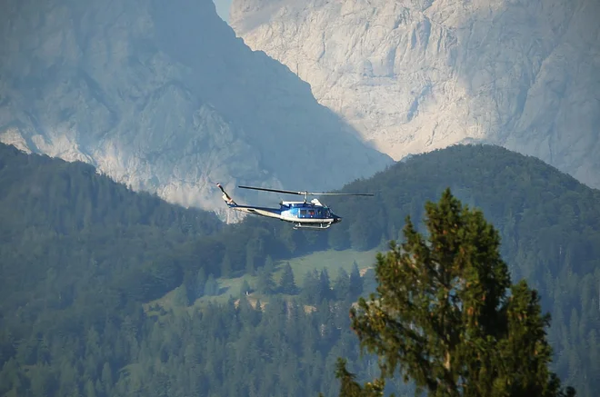 Delo s helikopterjem so ovirali močni sunki vetra. FOTO: Jure Eržen/Delo