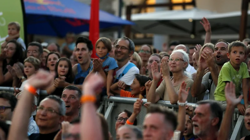 Na javnih kulturnih prireditvah bodo poleg izpolnjevanja PCT od danes ponovno obvezne maske, v vladnem sporočilu pa ni navedeno, ali to velja tudi na odprtem. Na športnih prireditvah ostaja pogoj PCT. FOTO: Matej Družnik/Delo