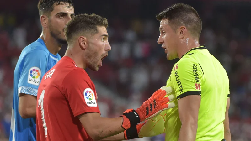 Fotografija: Luca Zidane (levo) s svojim pojasnilom ni uspel prepričati glavnega sodnika Isidra Díaza v Sevilli. FOTO: Cristina Quicler/AFP