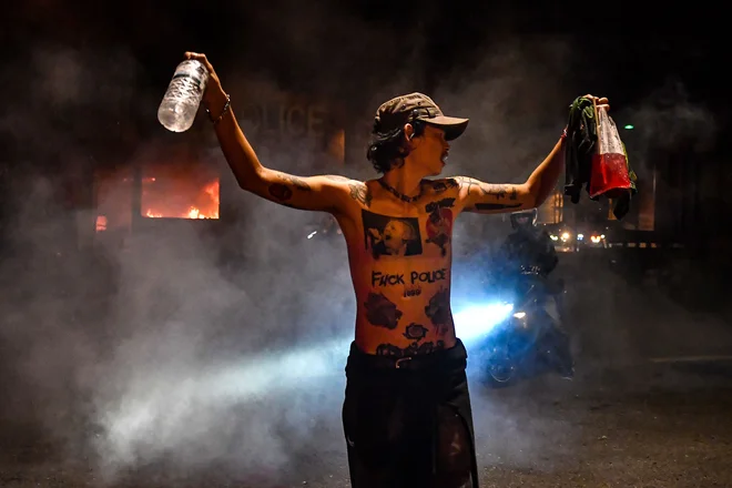 Portret protestnika pred policijsko postajo v Bangkoku med demonstracijami, na katerih pozivajo k odstopu tajskega premierja Prayut Chan-O-Cha, zaradi slabega vladnega obvladovanja krize med pandemijo. FOTO: Lillian Suwanrumpha/Afp<br />
