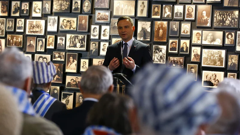 Fotografija: Poljski predsednik Andrzej Duda (na fotografiji ob obletnici osvobotive Auschwitza) pravi, da se je s sprejetjem zakona končalo obdobje pravnega kaosa, privatizacijskih mafij in pomanjkanja spoštovanja temeljnih pravic poljskih državljanov. FOTO: Kacper Pempel/Reuters