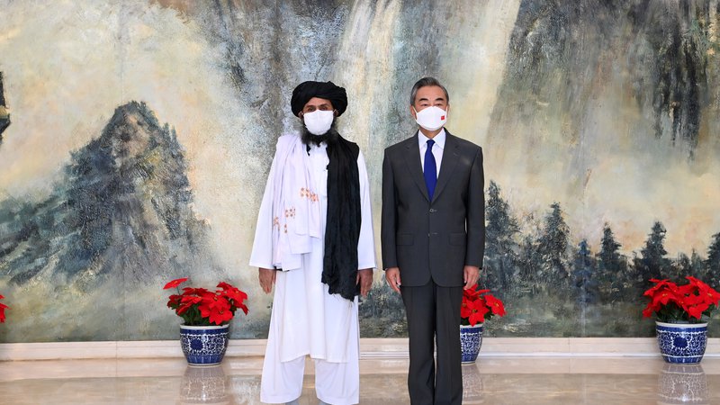 Fotografija: Kitajski zunanji minister Wang Yi (desno) se je pred nekaj tedni v Tianjinu srečal z vodjo politične komisije afganistanskih talibskih mul Abdulom Ganijem Baradarjem. FOTO: Xinhua/Reuters