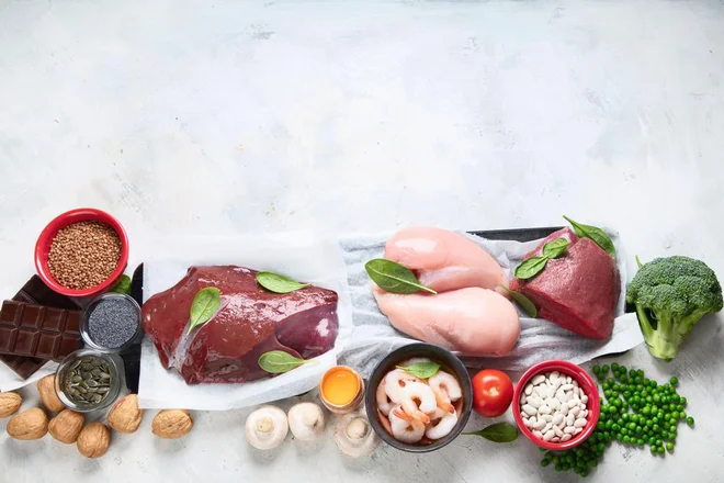 Pri zajtrku bi lahko izbrala bolj kakovosten mesni izdelek (pršut, kuhan pršut) ter dodala kos zelenjave. FOTO: Shutterstock