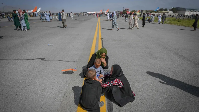 Fotografija: Od leta 2015 je prišlo v Evropo več kot pol milijona Afganistancev. Pričakovati je, da se bo s kaosom v Afganistanu okrepil tok čez Iran in Turčijo.
Foto Wakil Kohsar/AFP