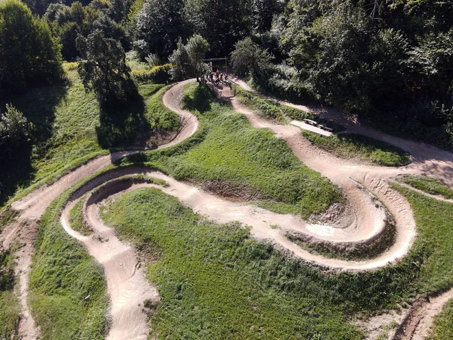 Glavni del Bike Parka Ljubljana je še vedno travnik nad avtobusno postajo, v njem so več tekočih linij, proga za paralelni slalom, skakalnice …<br />
FOTO: KD Rajd