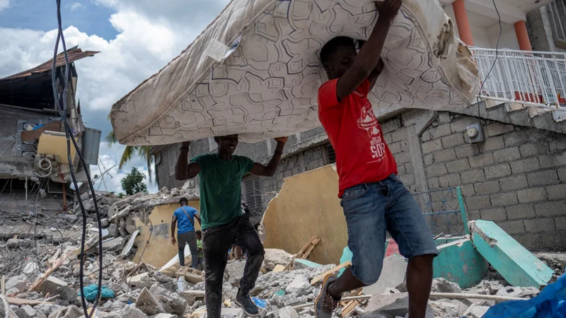 Fotografija: Haiti je v soboto streslo ob 8.30 uri z magnitudo 7,2. FOTO: Ricardo Arduengo/Reuters