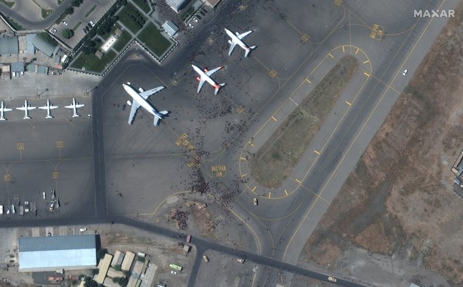 Pogled na letališče, kjer vlada kaos, saj se želijo na evakucijske lete tujih diplomatov vkrcati tudi številni Afganistanci. FOTO: Reuters