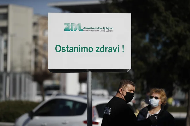 Z novim koronavirusom se je letos do 12. avgusta sicer okužilo 135.420 ljudi, ki niso bili cepljeni. FOTO: Leon Vidic/Delo