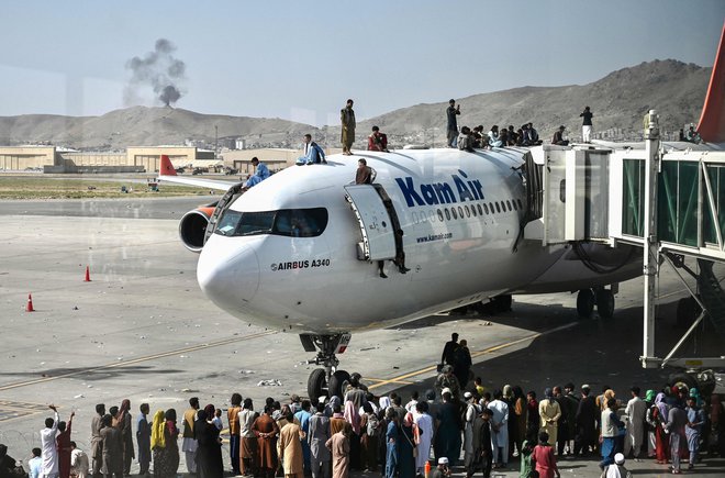 Včerajšnji pretresljivi prizori Afganistancev, ki so, dobesedno, plezali na letala v želji, da bi se lahko vkrcali na katerega od evakucijskih letov. FOTO: Wakil Kohsar/AFP