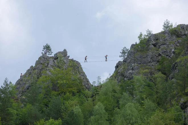 Najbolj atraktiven del ferate vodi čez zračni most, ki ga prečijo tudi izzivalci lažje, modre poti. FOTO: Alen Odzakovič