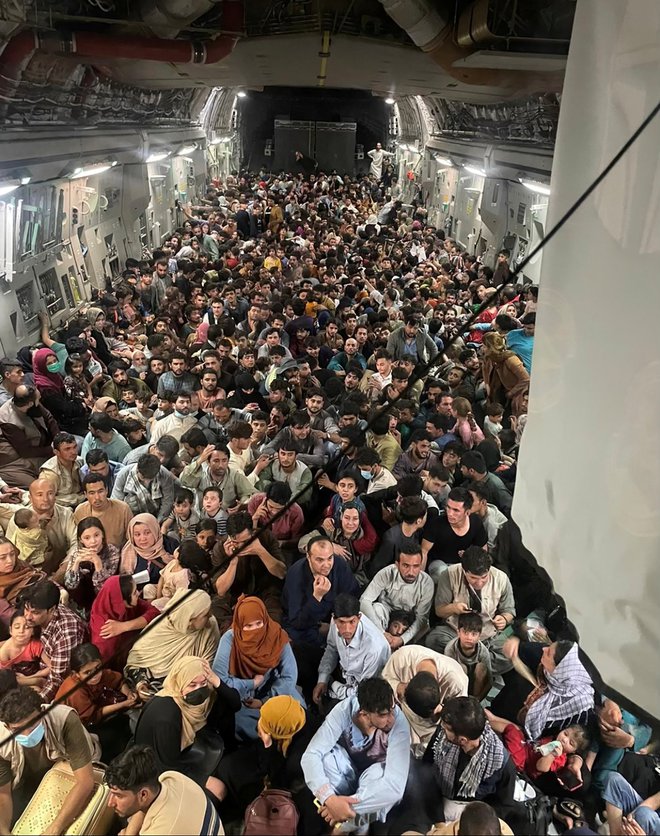 V letalu je bilo več kot 600 ljudi. FOTO: Courtesy Of Defense One/Reuters