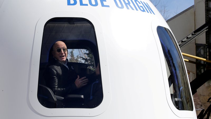 Fotografija: Jeff Bezos zdaj Naso še toži. FOTO: Isaiah Downing/Reuters