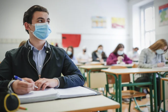 Dijaška organizacija Slovenije je informacije, čeprav še ne dokončne, kakšno naj bi bilo novo šolsko leto, dobila včeraj. Začelo naj bi se tako kot lansko - z maskami, razkuževanjem, razdaljo in (sprva) prostovoljnim samotestiranjem. FOTO: Uroš Hočevar