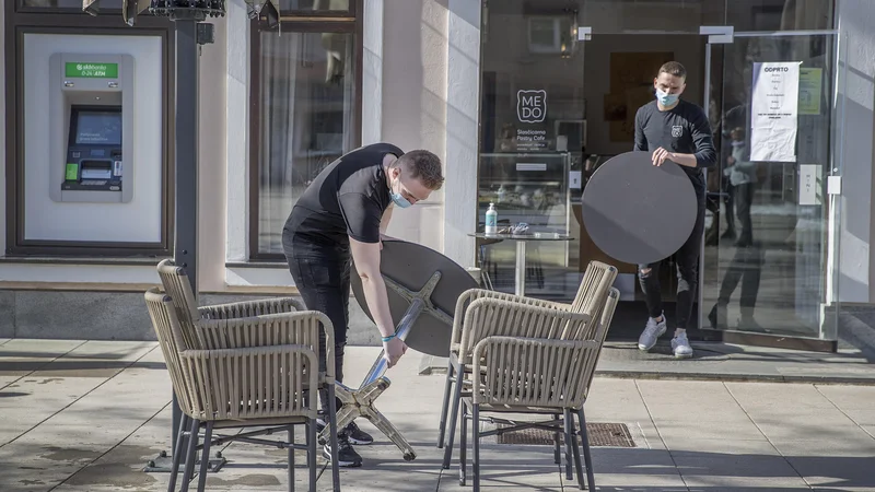Fotografija: Od ponedeljka se bodo morali tisti, ki niso cepljeni ali preboleli bolezen v gostinstvu testirati na 48 ur. Foto Leon Vidic/Delo