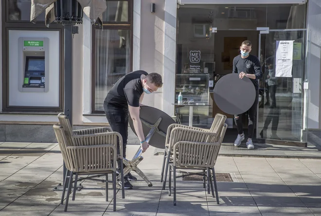 Od ponedeljka se bodo morali tisti, ki niso cepljeni ali preboleli bolezen v gostinstvu testirati na 48 ur. Foto Leon Vidic/Delo