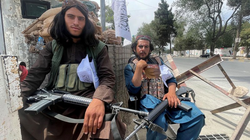 Fotografija: Pripadnika talibskih sil na nadzorni točki v Kabulu. FOTO: Stringer/Reuters