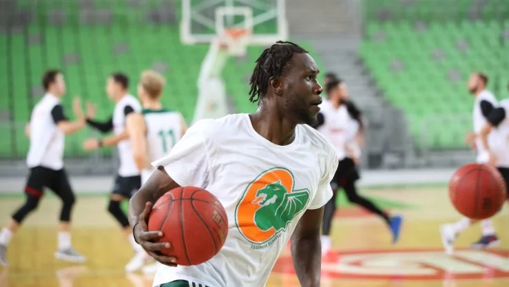 Fotografija: Mangok Mathiang še ni okreval po zlomu desne noge. FOTO: Cedevita Olimpija