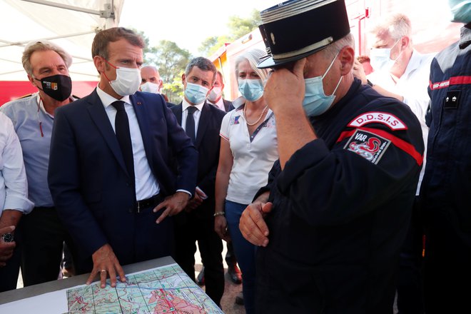 Gasilce in reševalce je v četrtju Le Luc blizu Saint-Tropeza obiskal francoski predsednik Emmanuel Macron. FOTO: Reuters