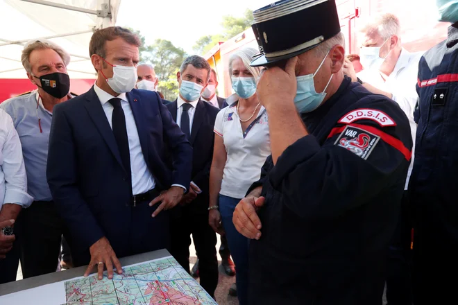 Les pompiers et les secouristes ont reçu la visite du président français Emmanuel Macron dans le quartier du Luc près de Saint-Tropez.  PHOTO : Reuters