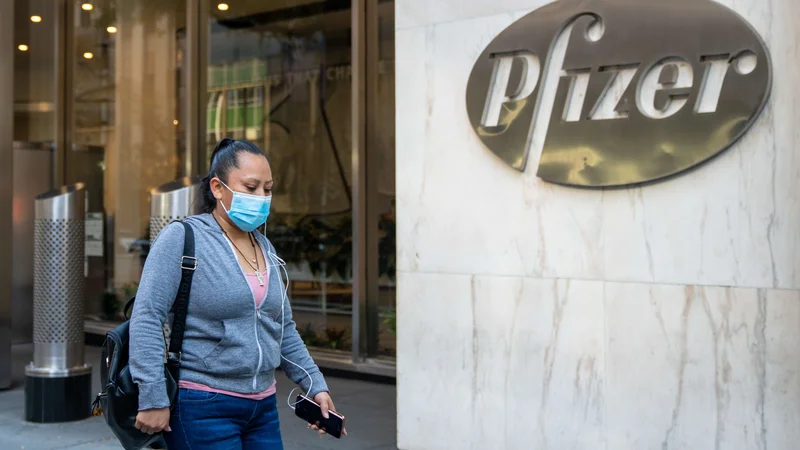 Fotografija: Predstavniki Pfizerja naj bi o nadaljnjem razvoju razpravljali konec avgusta. FOTO: David Dee Delgado/Afp