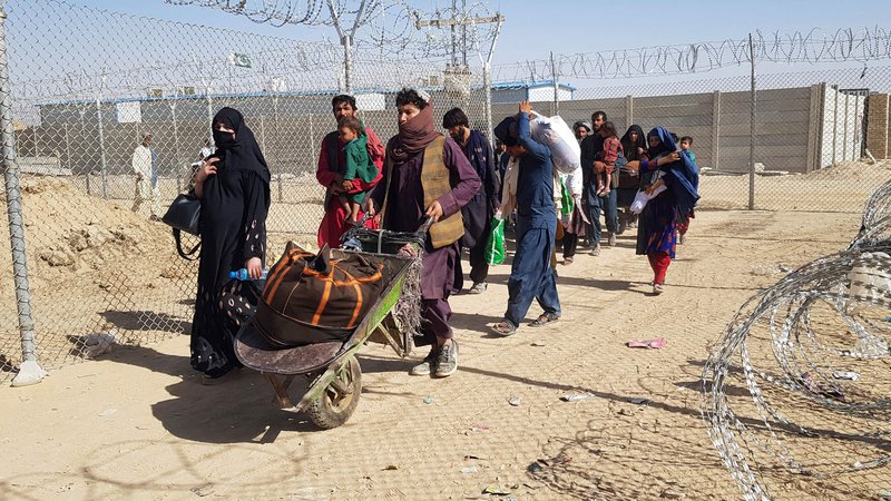Fotografija: Afganistanski begunci na meji s Pakistanom. FOTO: Stringer/AFP