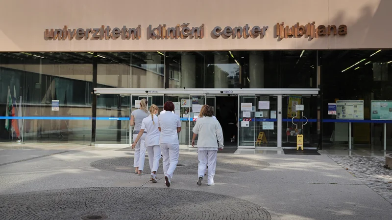 Fotografija: Največja slovenska bolnišnica je bila doslej v epidemiji covida-19 tudi najbolj obremenjena. FOTO: Jože Suhadolnik/Delo