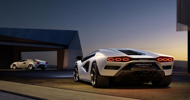 S podobo so se poklonili legendarnemu modelu (v ozadju), a mu ne manjka niti sodobnih linij. FOTO: Lamborghini