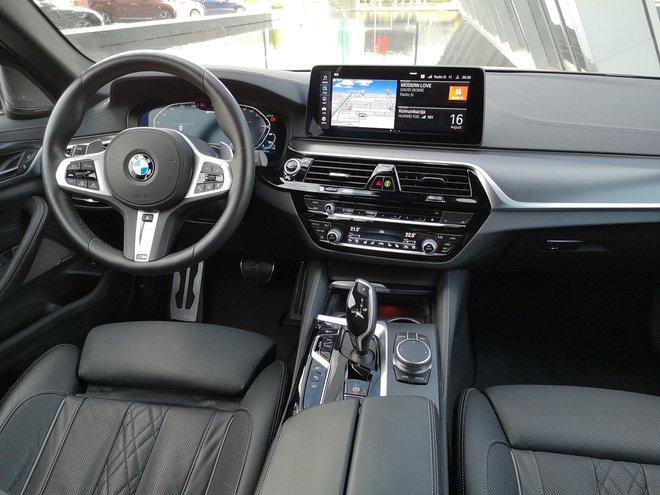 Armaturna plošča je nezgrešljivo BMW-jeva. Kljub digitalizaciji pa so ohranili kar nekaj klasičnih tipk in gumbov. FOTO: Gregor Pucelj