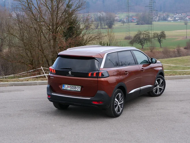 Kromani dodatki, ki so del prenove, poudarjajo bočno linijo peugeota 5008, zadek pa zaznamujejo luči v obliki levjih krempljev, ki svetijo tudi podnevi. FOTO: Blaž Kondža