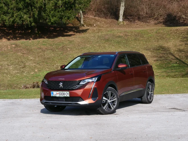 Prenova se pri peugeotu 5008 pozna predvsem spredaj, kjer je dobil nove, navpično postavljene dnevne luči in spremenjeno masko. FOTO: Blaž Kondža
