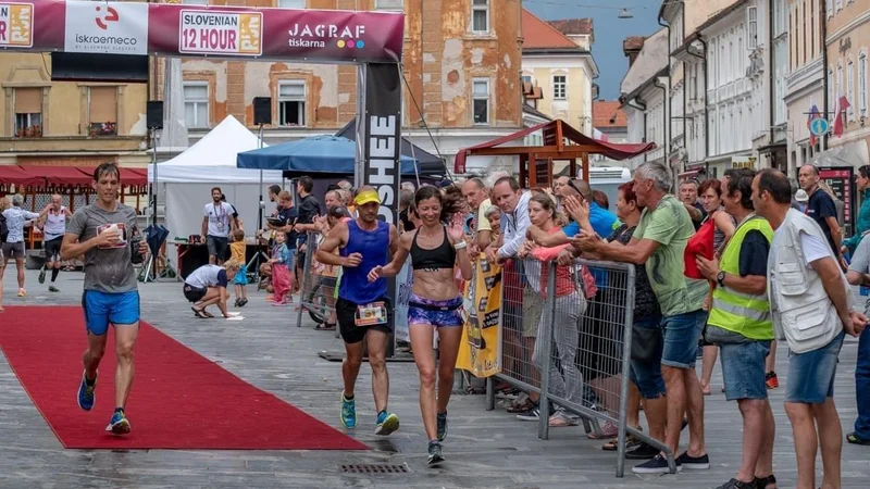 Fotografija: Slovenski 12-urni tek v Kranju je za leto 2021 prejel Srebrno značko Mednarodne zveze ultramaratoncev (IAU - International Association of Ultrarunners) in s tem dobil na veljavi tudi na mednarodni ravni. FOTO: AK Ultramaraton Slovenija