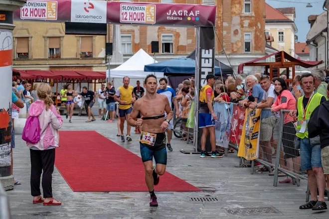 V okviru tekaške prireditve Slovenski 12-urni tek, bo v soboto, 21.8.2021, ob 20.30 uri, na Glavnem trgu v Kranju potekal pogovorni večer. FOTO: AK Ultramaraton Slovenija