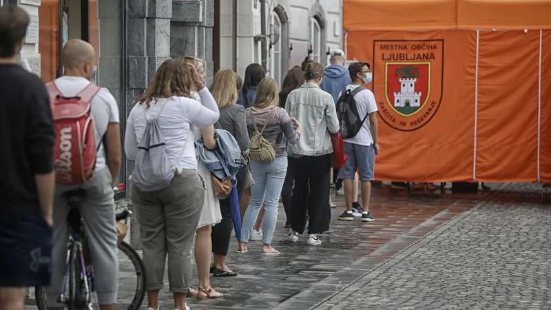 Fotografija: Frekvenca testiranja bo v panogah, kjer je zahtevan PCT, ostala nespremenjena, na sedem dni. FOTO: Blaž Samec/Delo