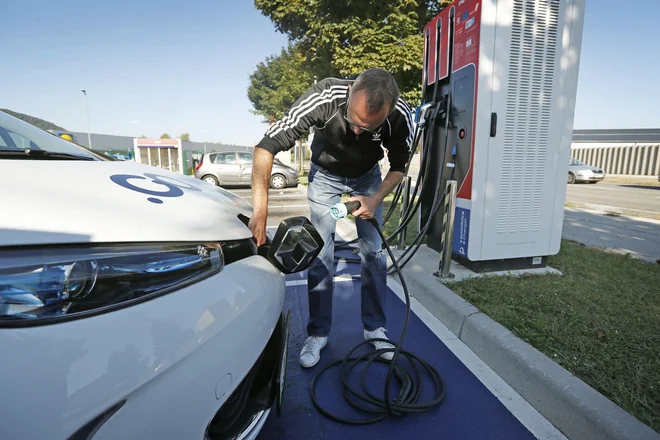 Vse več je polnilnic, ki polnijo vse hitreje, električni avtomobili pa imajo vse večjo kapaciteto baterij. FOTO: Leon Vidic