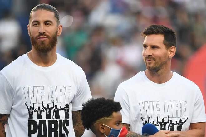 Lionel Messi (desno) in Sergio Ramos (levo) nista združila sil v Parizu zgolj zaradi ljubezni do nogometa. FOTO: Bertrand Guay/AFP