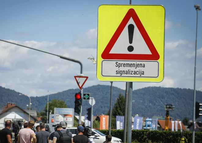 Na spremenjeno signalizacijo bodo kakšen mesec opozarjali dodatni prometni znaki. FOTO: Jože Suhadolnik/Delo