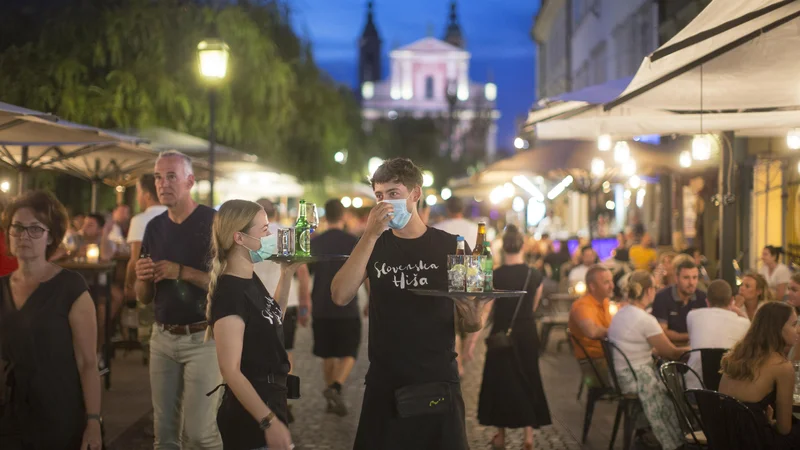 Fotografija: Kot so pri zagovorniku načela enakosti spomnili v sporočilu za javnost, je Sindikat delavcev gostinstva in turizma Slovenije 9. avgusta v dopisu zatrjeval diskriminacijo necepljenih delavcev zaradi obveznosti izpolnjevanja pogoja PCT. FOTO: Jure Eržen/Delo