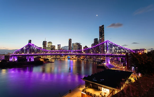 Vijolično se je obarval tudi most v Brisbanu. FOTO: Paraolimpijska zveza Avstralije