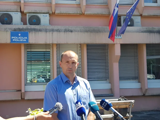 Pomočnik vodje sektorja kriminalistične policije na Policijski upravi Koper Dejan Grandič je predstavil prijetje združbe. FOTO: PU Koper
