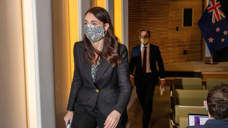 Fotografija: V tujini se posmehujejo pristopu hitre eliminacije virusa, ki mu zvesto sledi novozelandska premierka, doma jo večinoma podpirajo. FOTO: Mark Mitchell/AFP